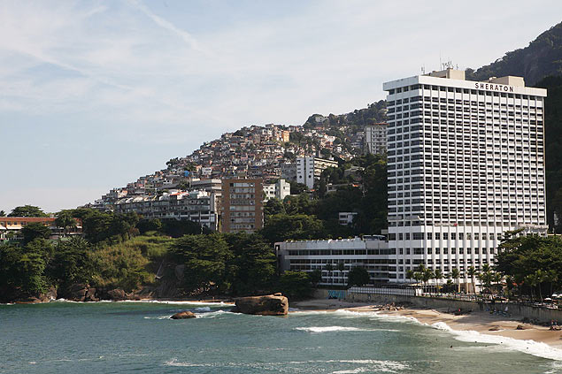 ACOMPAA CRNICA:BRASIL FAVELAS BRA01 RO DE JANEIRO (BRASIL), 15/05/2014.- Fotografa del mircoles 14 de mayo de 2014 de la favela de Vidigal con la playa de Vidigal al lado del hotel Sheraton, en Ro de Janeiro (Brasil). El precio de la vivienda en las reas ms exclusivas de la ciudad se ha convertido en algo prohibitivo para la mayora de cariocas, lo que ha provocando migraciones hacia reas ms baratas, como las favelas, a cuyos habitantes les queda la opcin de irse ms lejos o pagar ms. Esta es la realidad que relatan los habitantes de la favela Vidigal, probablemente la ms privilegiada de Ro de Janeiro por su excepcional localizacin: se encuentra a pocos metros del barrio ms caro de la ciudad, Leblon, y tiene una vista increble sobre las playas de la exclusiva zona sur de esta ciudad brasilea. EFE/ ORG XMIT: BRA01