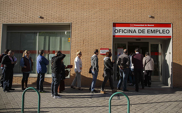 Pessoas em fila de escritrio de emprego em Madri, capital espanhola