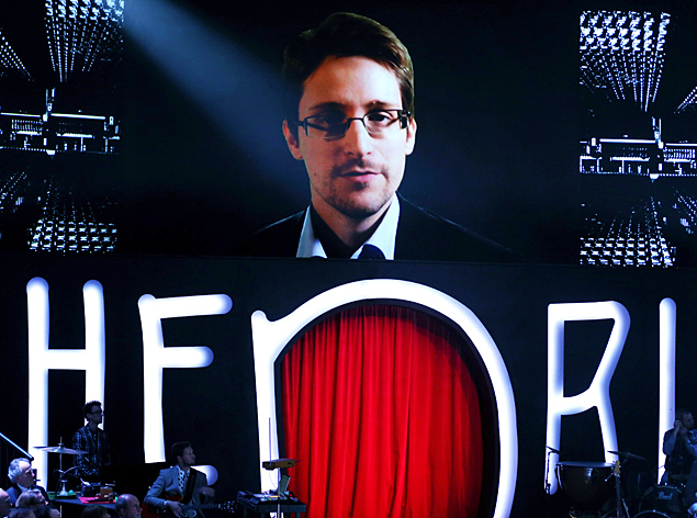 Edward Snowden, que revelou esquema de espionagem dos EUA, aparece em vdeo durante premiao jornalstica alem