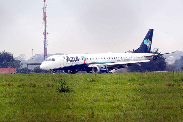 A aeronave Embraer 195, da Azul, antes do voo com querosene de cana-de-acar, em 2012