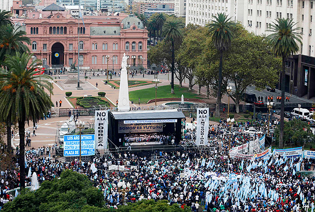 Sindicatos se reúnem na Praça de Maio, no centro de Buenos Aires, em frente à Casa Rosada para protestar contra a inflação alta