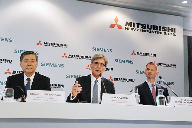 CEO da Siemens Joe Kaeser (centro) junto ao CEO da Mitsubishi, Shunichi Miyanaga (esq.) e ao secretrio francs da Siemens Frederik Jeske-Schonhovenao (dir.) durante anncio de proposta pela Alstom