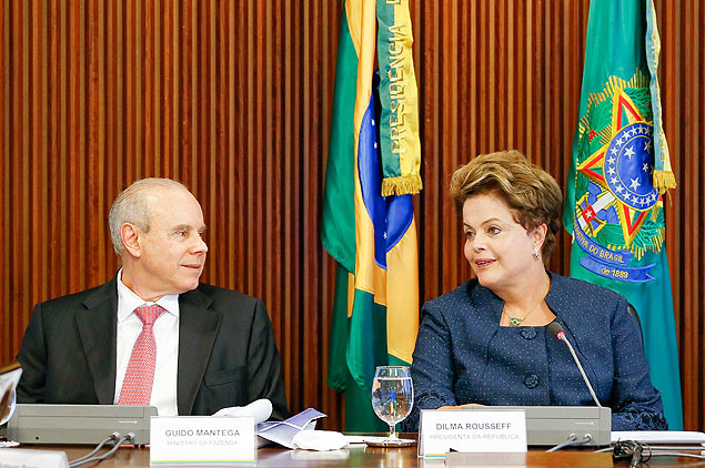 O ex-ministro Guido Mantega (Fazenda) com Dilma Rousseff, em evento no Planalto em 2014