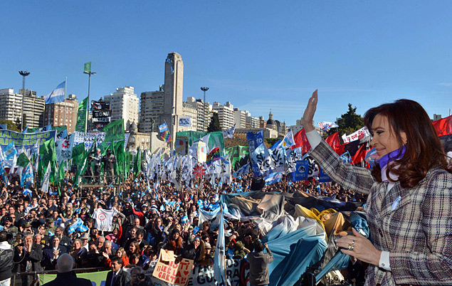 Cristina Kirchner acena para o pblico de evento comemorativo do Dia da Bandeira realizado na cidade de Rosrio 