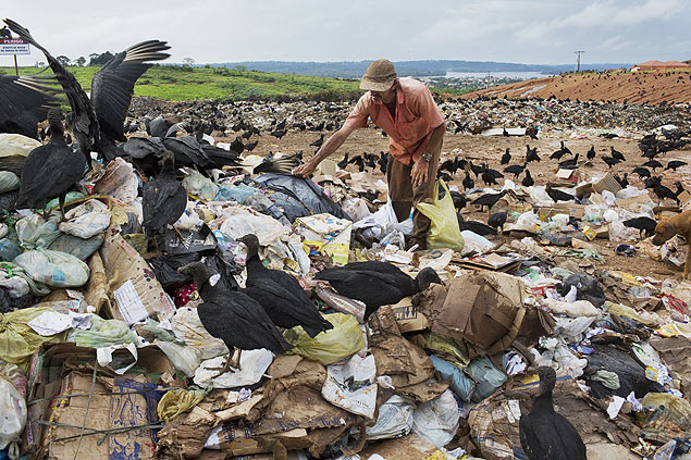 Catadores de lixo coletam material reciclvel no lixo de Altamira, as margens da rodovia Transamaznica