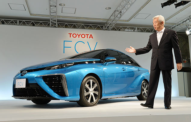 O vice-presidente da Toyota, Mitsuhisa Kato, apresenta o primeiro veculo movido a clulas de hidrognio da montadora. O veculo --ainda sem nome-- ser produzido em massa e lanado no Japo em 2015, a um custo de US$ 70 mil