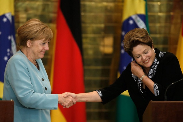 A premi da Alemanha Angela Merkel cumprimenta a presidente Dilma Rousseff