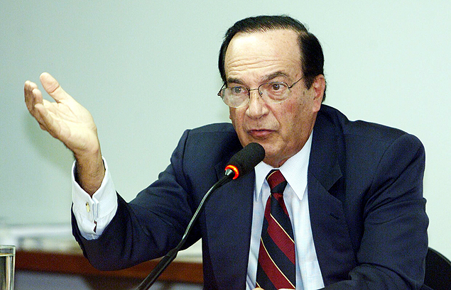 Ângelo Calmon de Sá, ex-banqueiro e ex-controlador do Banco Econômico, em foto de 2001 durante depoimento à CPI do Proer, na Câmara dos Deputados