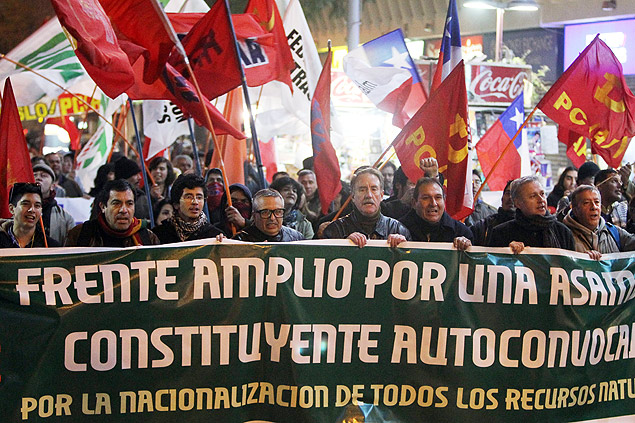 Chilenos protestam em favor da nacionalizao do cobre
