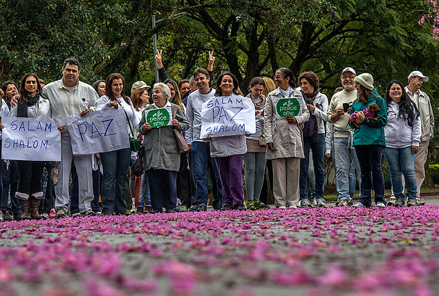 Manifestao pela paz entre Israel e Palestina no parque do Ibirapuera