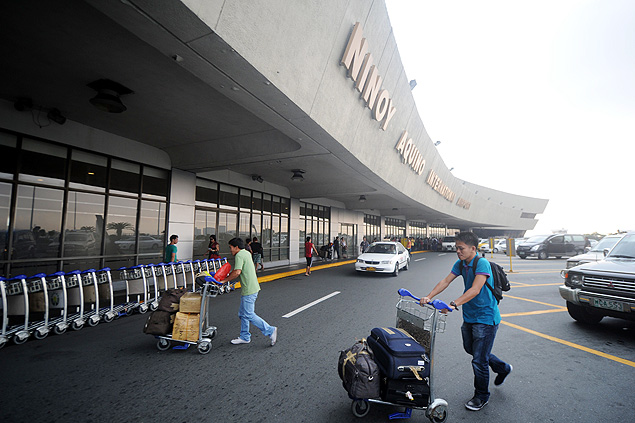 Passageiros chegam ao aeroporto internacional de Manila, nas Filipinas