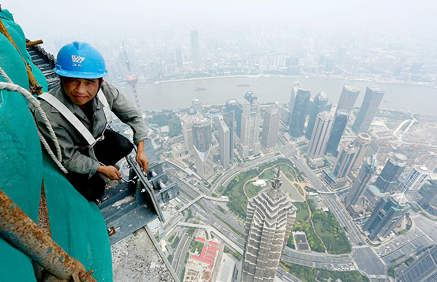Operrio trabalha na Torre de Xangai, um dos prdios mais altos do mundo