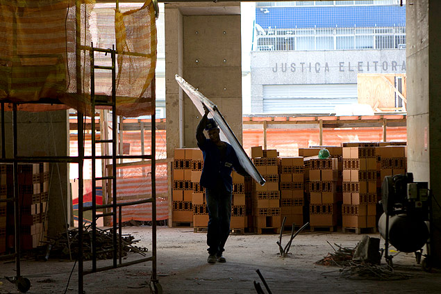 Funcionrio trabalha em construo de um prdio residencial na avenida Brigadeiro Luis Antnio, em So Paulo