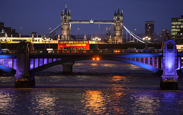 nibus de dois andares atravessa a ponte de Londres; ao fundo, a ponte da Torre