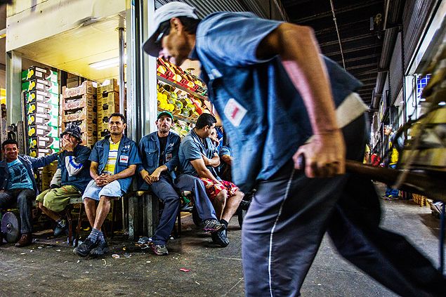 Trabalhador carrega carrinho com alimentos no Ceagesp, maior central de abastecimento da Amrica Latina