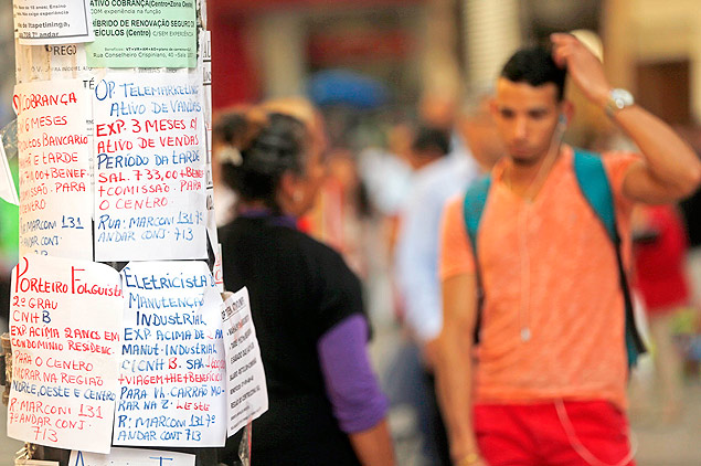 Cartazes com vagas de trabalho em So Paulo