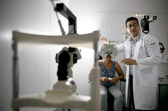 Renan Cndido, oftalmologista do dr. consulta, atende a cuidadora de idosos Hormesindia Machado Neta