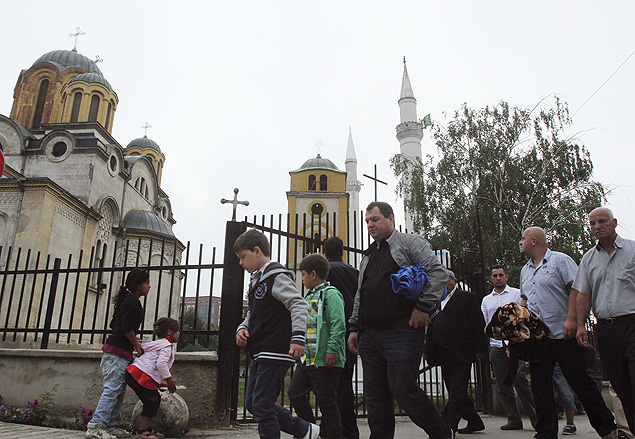Muulmanos e cristos ortodoxos convivem lado a lado na cidade de Ferizaj, no sudeste de Kosovo
