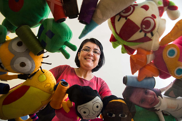 Beth Proena Bonilha, 48, e bonecos de pelcia artesanais