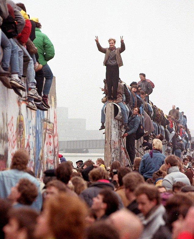 Queda do Muro de Berlim (1989), que uniu a Alemanha e ampliou a presença do capitalismo 