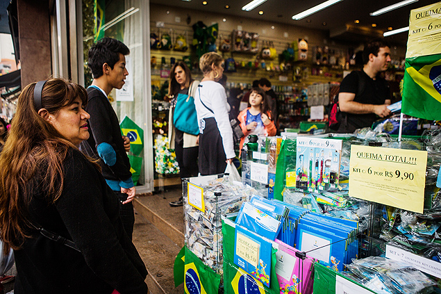 Consumidores observam produtos da Copa na 25 de Maro (SP) aps eliminao do Brasil; consumo das famlias cresceu s 0,3% no 2 tri