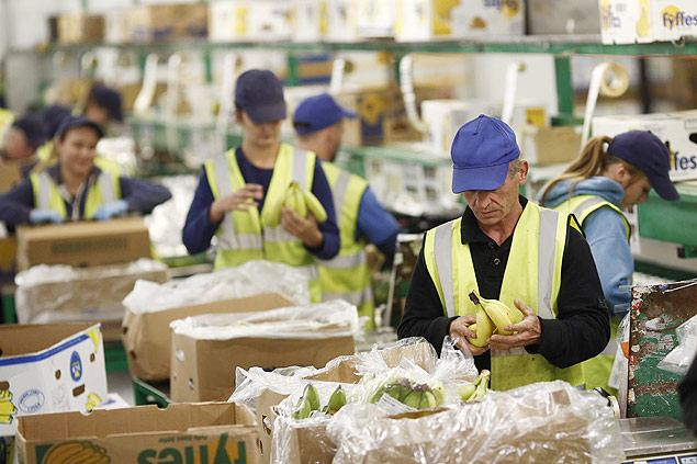 Trabalhadores em unidade da distribuidora irlandesa Fyffes em Coventry (Reino Unido)