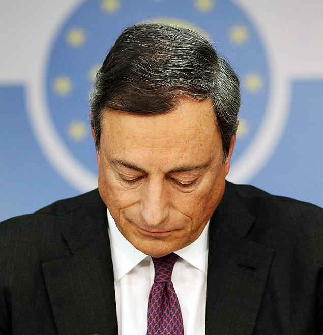 Mario Draghi, presidente do Banco Central Europa, fala em coletiva de imprensa sobre medidas anunciadas nesta quinta-feira (4)