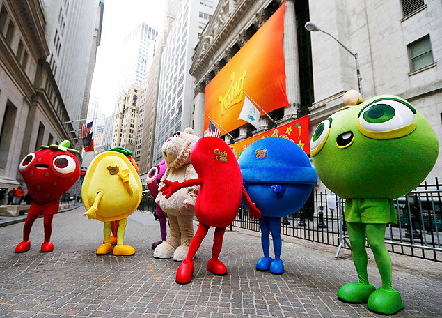 Personagens de "Candy Crush" em frente  Bolsa de Valores de Nova York, na abertura de capital da King, criadora do game
