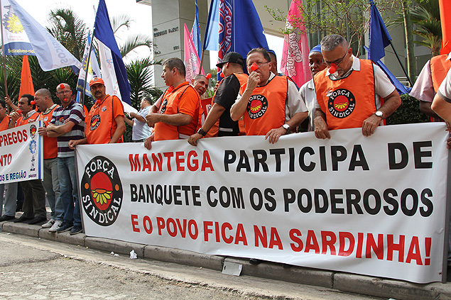Sindicalistas da Fora Sindical protestam contra o ministro Guido Mantega em So Paulo