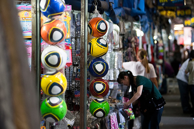 Bolas de futebol piratas so vendidas em camels no Centro de So Paulo