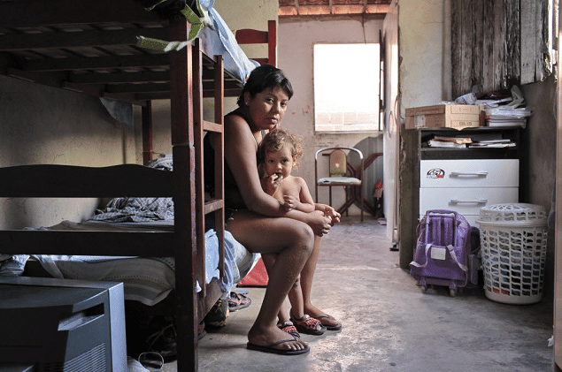 Nayane de Assis, 22, e seu filho Natanael, em sua casa em Fortaleza