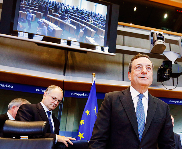 Presidente do BCE, Mario Draghi, chega a uma reunio no Parlamento europeu, em Bruxelas
