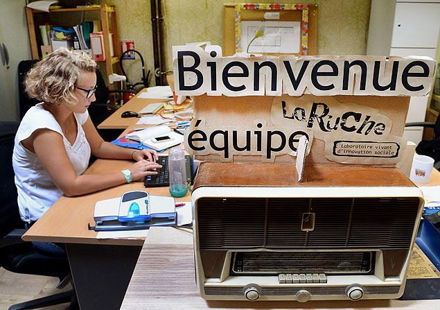 Mulher trabalha em escritrio compartilhado em Paris; PIB francs no avana no 2 trimestre