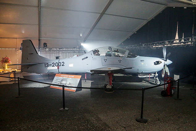 Avião A-29 Super Tucano, produzido pela Embraer, é apresentado em cerimônia na Flórida