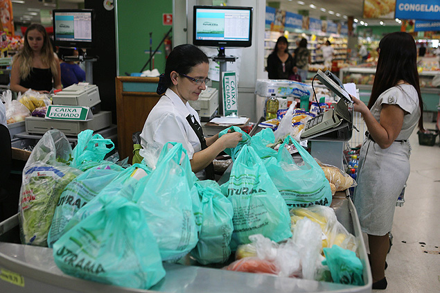 Supermercado na zona oeste de So Paulo; prefeitura discute com representantes do setor decreto que ir regulamentar sacolinhas