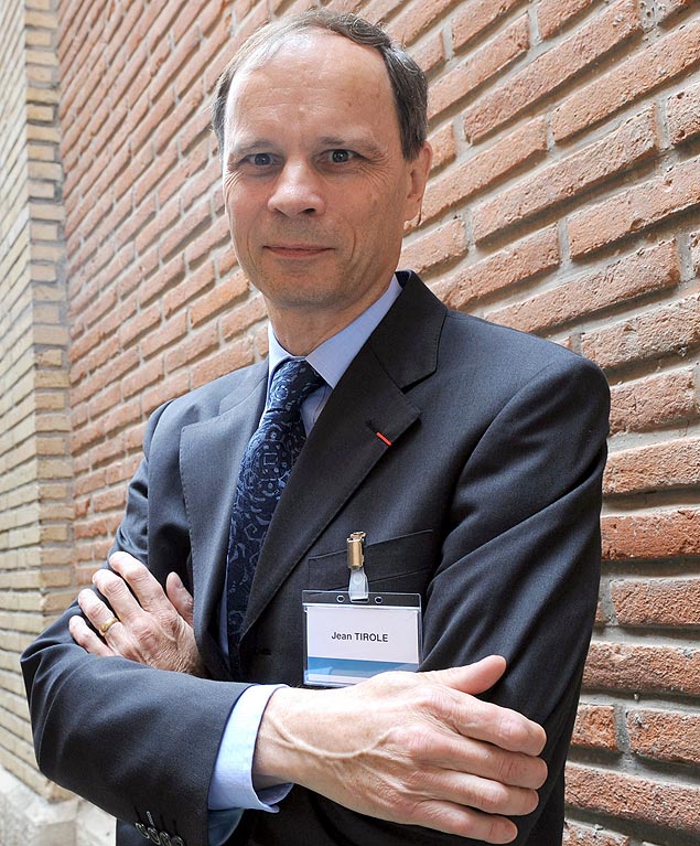 Economista francês James Tirole posa na escola de economia da Universidade de Toulouse, na França