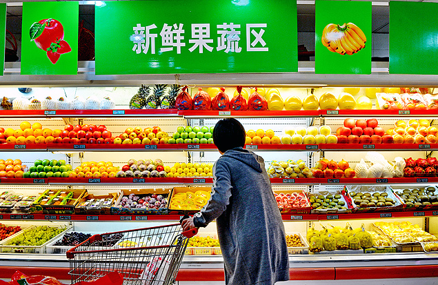(141015) -- CANGZHOU, octubre 15, 2014 (Xinhua) -- Un consumidor selecciona frutas en un supermercado, en Cangzhou, de la provincia de Hebei, en el norte de China, el 14 de octubre de 2014. El crecimiento de la inflacin al consumidor en China ralentiz un 1.6 por ciento en comparacin de la espectativa de mercado en septiembre, la ms baja desde enero de 2010, segn un informe publicado en la pgina oficial de la Oficina Nacional de Estadstica. (Xinhua/Mo Yu) (rhj) (rt)