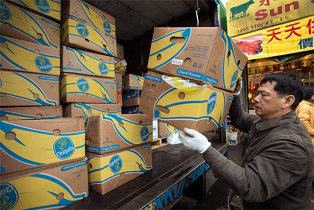 Homem entrega caixas de bananas da Chiquita em Chinatown, So Francisco