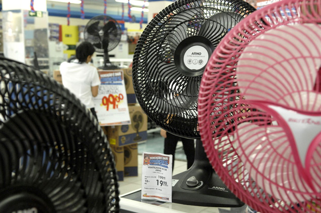 Consumidor checa preos de ventiladores em loja de SP