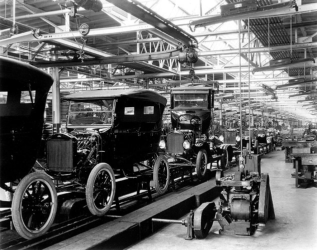 Imagem mostra linha de produo de modelo da Ford de 1924