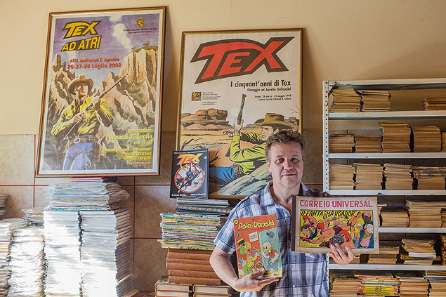 Adriano Rainho com sua coleo de revistas em quadrinhos