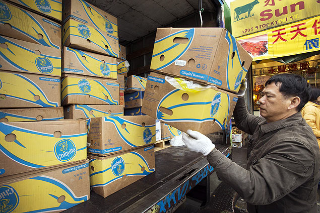 Entregador descarrega caixas de bananas "Chiquita", em Chinatown (EUA)
