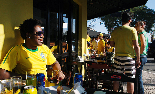 Bar na Vila Madalena durante a Copa; vendas da Heineken no Brasil recuaram aps trmino do evento