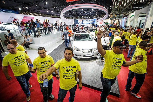 Trabalhadores durante protesto no estande da Nissan no Salo do Automvel de So Paulo