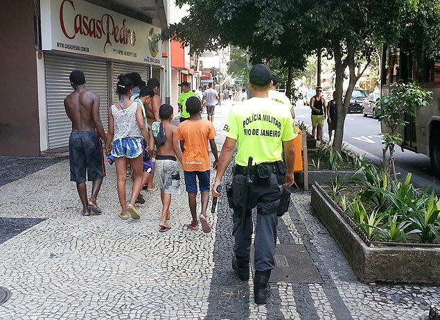 Grupo suspeito de praticar furtos em Copacabana, incluindo menores,  levado para delegacia do bairro 