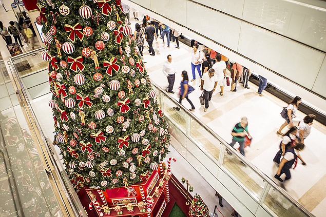 SAO PAULO, SP, BRASIL, 22-12-2013, 17h04: Consumidores aproveitam ultimo final de semana antes do natal para fazer compras no shopping Ibirapuera. (Foto: Eduardo Anizelli/Folhapress, COTIDIANO) ORG XMIT: _ANI5116.CR2 ORG XMIT: AGEN1312221917554928