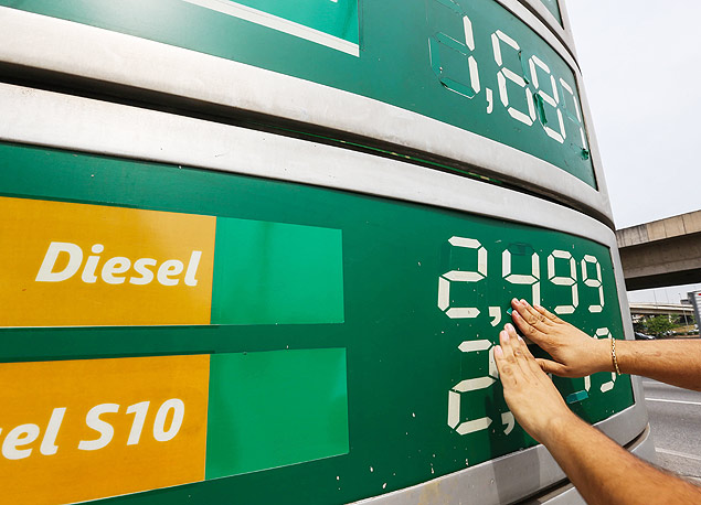 Funcionário troca preço de combustível em posto de São Paulo após anúncio de reajuste