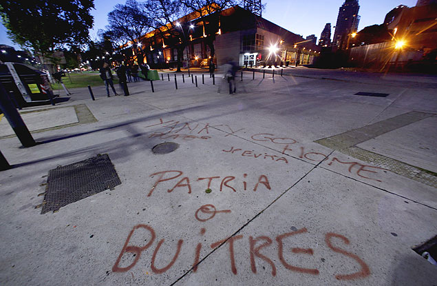 Grafite em calada de Buenos Aires, capital argentina, traz expresso "ptria ou abutres", em referncia aos fundos credores
