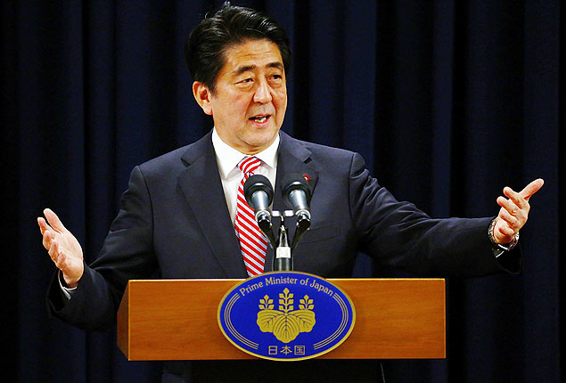Japan's Prime Minister Shinzo Abe, in the country for the Asia Pacific Economic Cooperation (APEC) forum, gestures as he talks to the media at a news conference in Beijing November 11, 2014. Abe on Tuesday welcomed China's efforts this year on crafting a roadmap for the Free Trade Area of the Asia-Pacific (FTAAP) scheme, which he said should be based on bilateral and regional economic cooperation. REUTERS/Petar Kujundzic (CHINA - Tags: POLITICS) ORG XMIT: PEK40