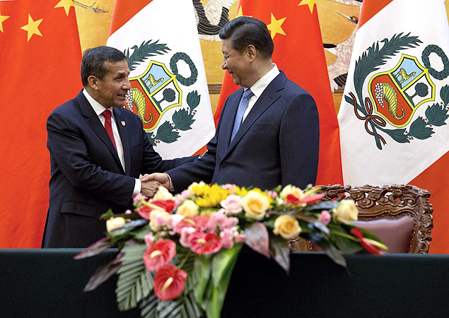 O presidente peruano, Ollanta Humala, cumprimenta o presidente chinês, Xi Jinping, durante reunião em Pequim 